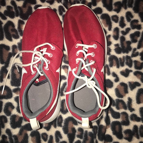 Red Nike roshes - Picture 3 of 4